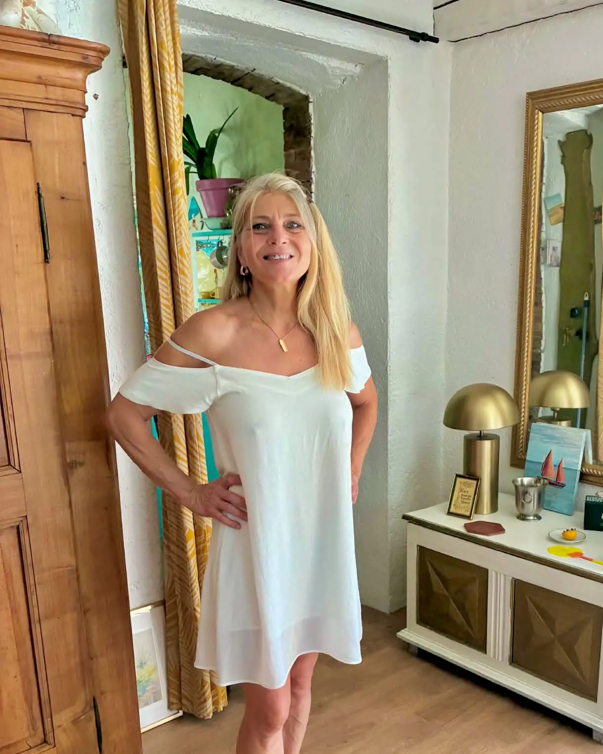Olivia, praticienne en massages bien-être, dans la lumière naturelle de son intérieur