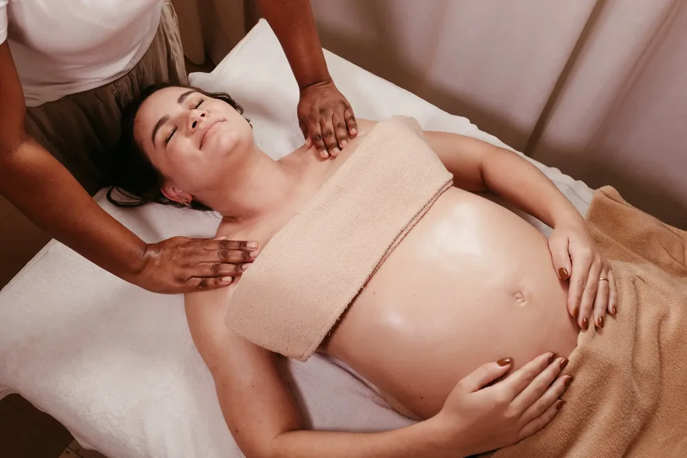 Massage prénatal tout en douceur d'une future maman