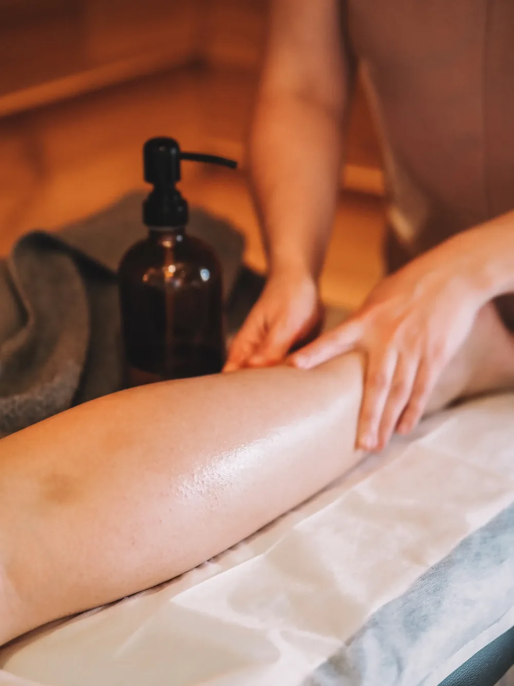 Massage appuyé du mollet pour la récupération musculaire